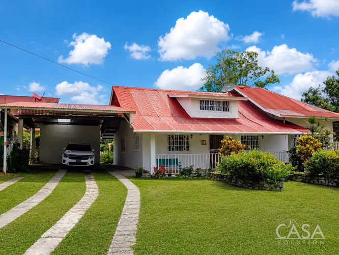 Propiedad con 4 Casas de Alquiler en Venta en Alto Boquete, Boquete