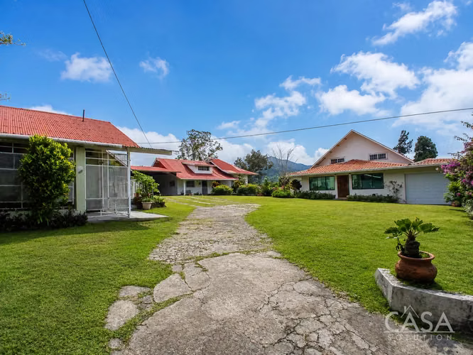 Propiedad con 4 Casas de Alquiler en Venta en Alto Boquete, Boquete - Imagen 2