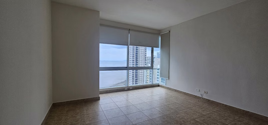 APT AAA 3R3.5B2P CON BALCON DE PRIMERA CLASE EN PH TITANIUM CDE 550000