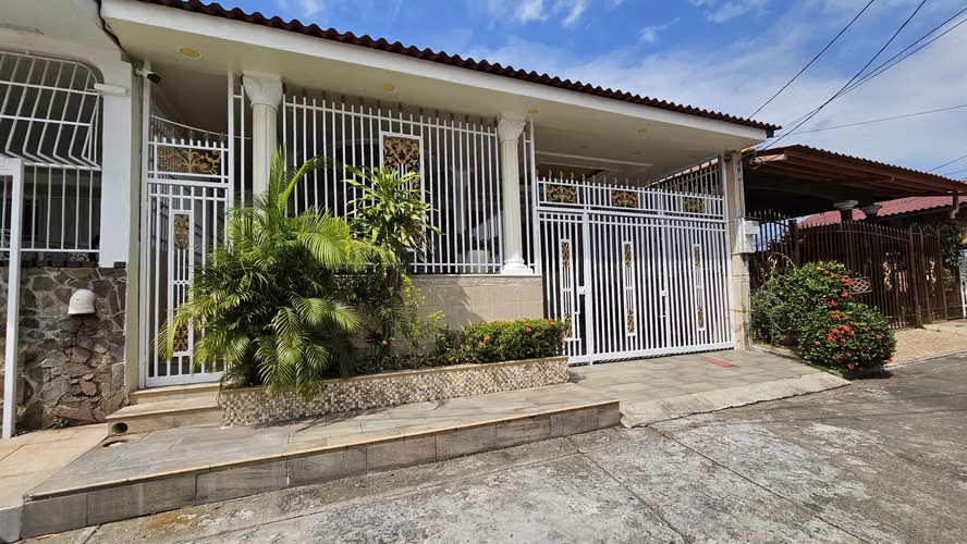 Sale of Casa Altos de los Laurels Via Fernandez de Cordoba JM