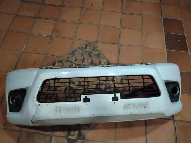 Bumper delantero para REVO