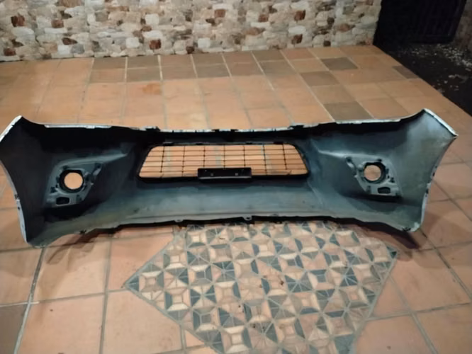 Bumper delantero para REVO
