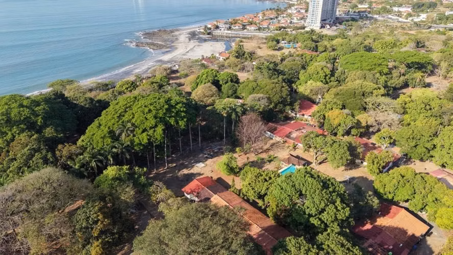 Casa playera remodelada con techo nuevo y lavanderia, 24 horas seguridad
