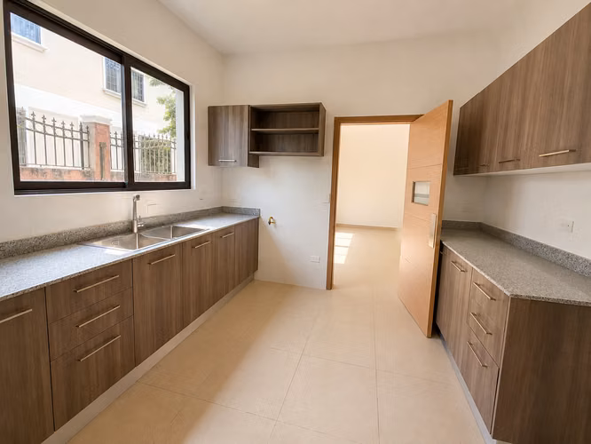 CASA EN VENTA CLAYTON, AMPLIOS ESPACIOS, NATURALEZA Y SEGURIDAD
