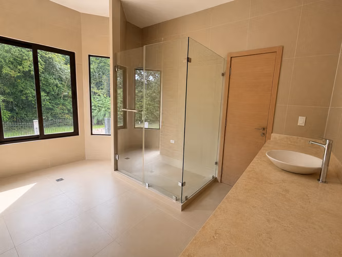 CASA EN VENTA CLAYTON, AMPLIOS ESPACIOS, NATURALEZA Y SEGURIDAD