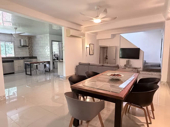 EXCLUSIVO APARTAMENTO EN CLAYTON DE DOS NIVELES CON TERRAZA PANORAMICA