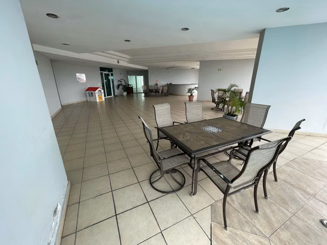 SE VENDE AMPLIO APTO en PH HIGHLAND HATO PINTADO