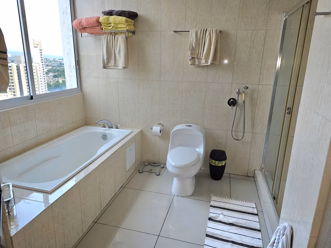 SE VENDE AMPLIO APTO en PH HIGHLAND HATO PINTADO