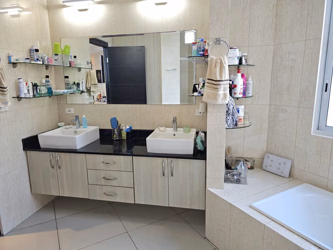 SE VENDE AMPLIO APTO en PH HIGHLAND HATO PINTADO