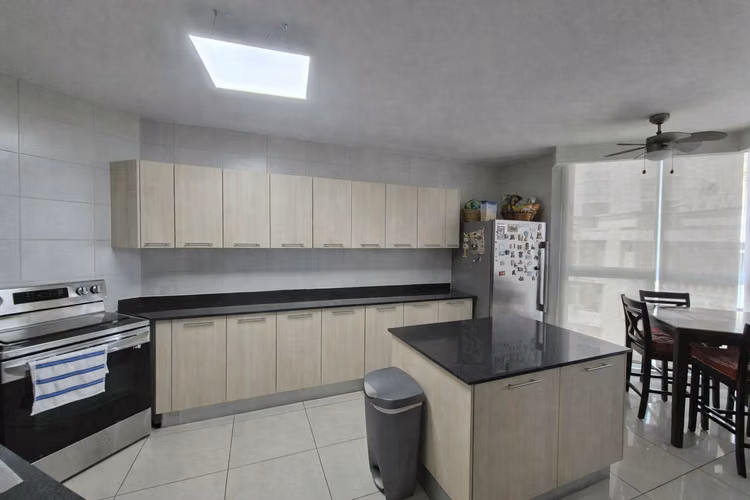 SE VENDE AMPLIO APTO en PH HIGHLAND HATO PINTADO
