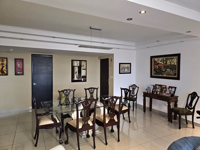 SE VENDE AMPLIO APTO en PH HIGHLAND HATO PINTADO