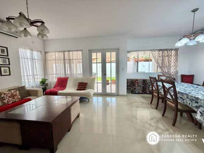 Venta de Casa con piscina - Costa del Este