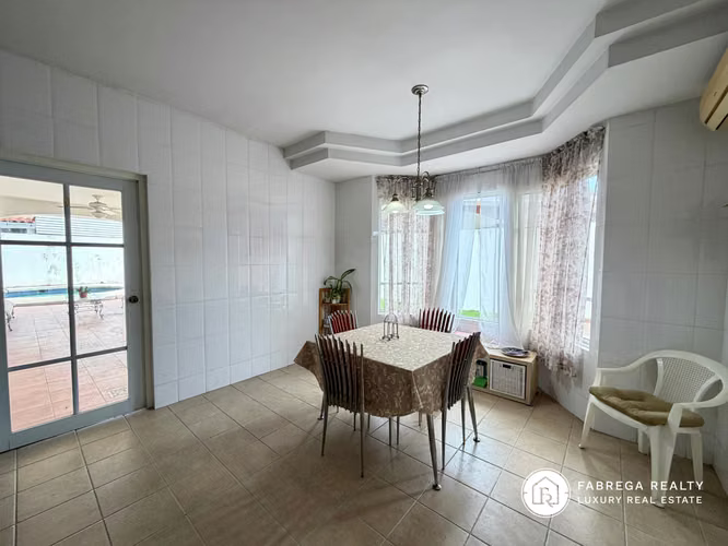 Venta de Casa con piscina - Costa del Este