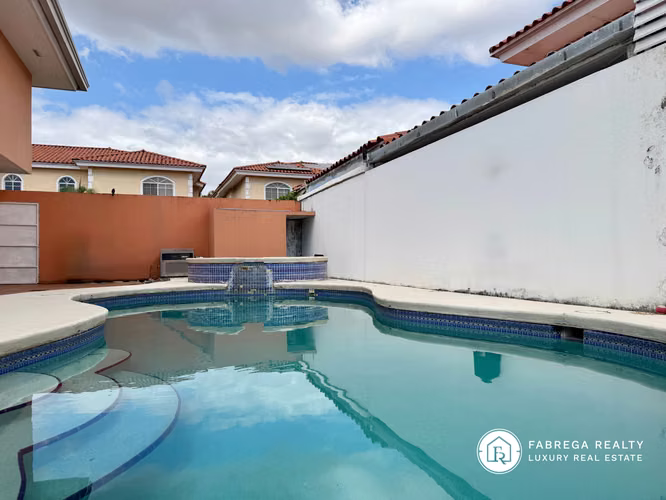 Venta de Casa con piscina - Costa del Este