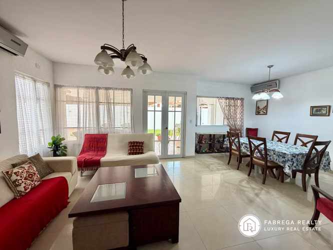 Venta de Casa con piscina - Costa del Este