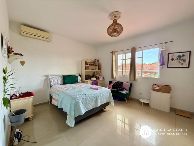 Venta de Casa con piscina - Costa del Este