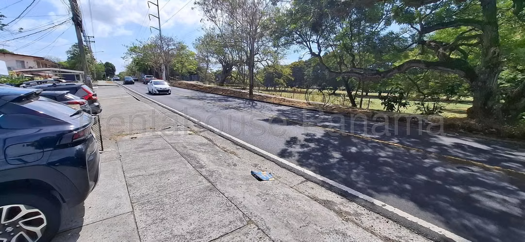Terreno en Venta en Parque Lefevre YM