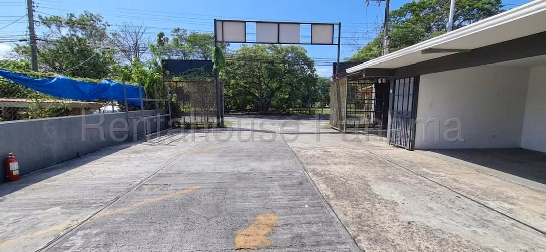 Terreno en Venta en Parque Lefevre YM