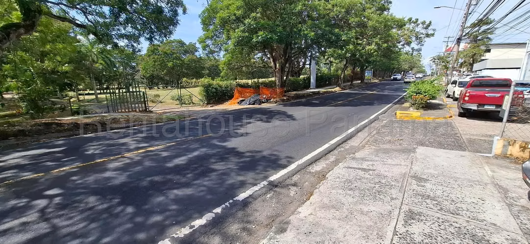 Terreno en Venta en Parque Lefevre YM