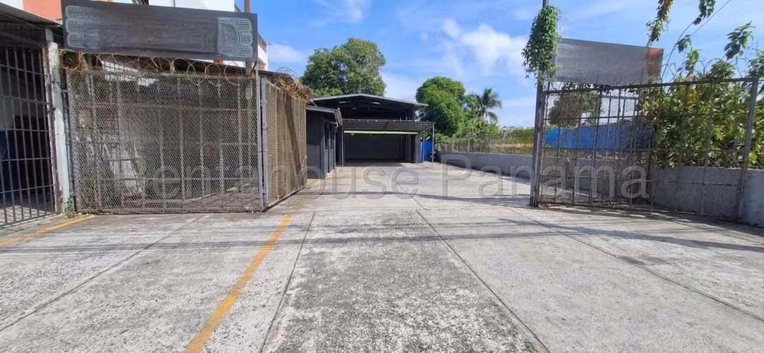 Terreno en Venta en Parque Lefevre YM