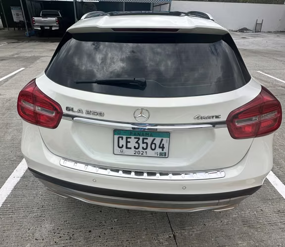 Mercedez Benz GLA 250 turbo 4MATIC 2017 Edicion especial techo y rines negros. Negociable