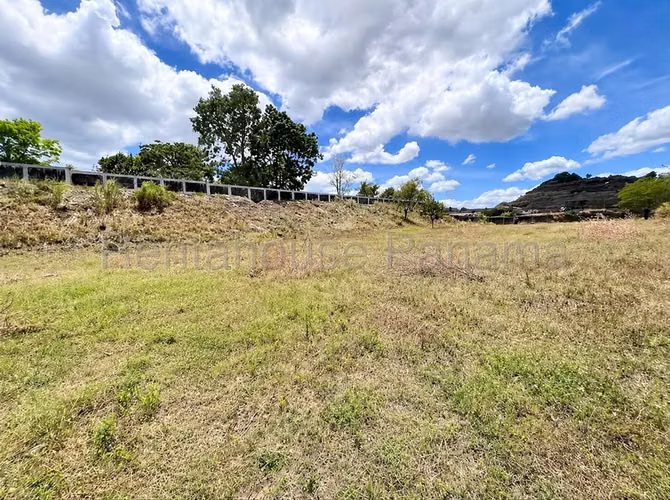 Terreno en Venta en Villa Lucre YM