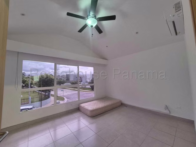 Se Vende Casa en Brisas Del Golf MDV26-8712