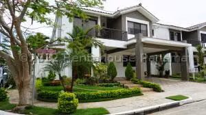 Venta de Casa con 340m2 en Brisas del Golf PH Olympus 25-596SR