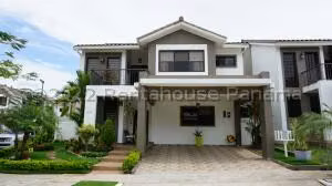 Venta de Casa con 340m2 en Brisas del Golf PH Olympus 25-596SR