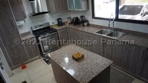 Venta de Casa con 340m2 en Brisas del Golf PH Olympus 25-596SR
