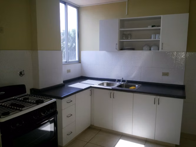Vendo apartamento Via España muy cerca del Parque Omar - Imagen 2