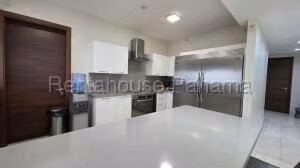 Alquiler de Apartamento con 215m2 en Santa Maria PH Greenview 26-8719SR
