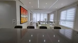 Alquiler de Apartamento con 215m2 en Santa Maria PH Greenview 26-8719SR