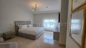 Alquiler de Apartamento con 215m2 en Santa Maria PH Greenview 26-8718SR