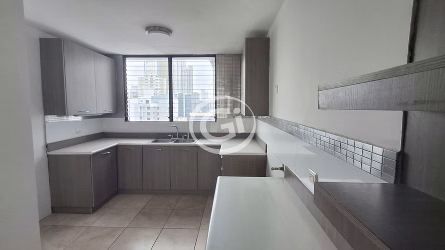 Espacioso apartamento en Marbella Tower 2 4H|4B