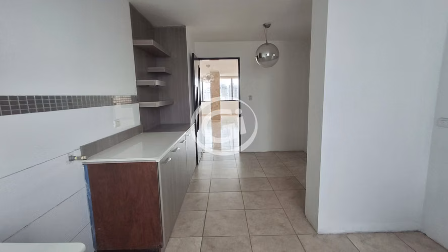 Espacioso apartamento en Marbella Tower 2 4H|4B