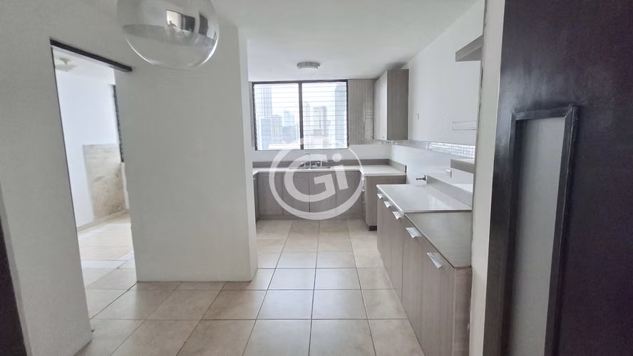 Espacioso apartamento en Marbella Tower 2 4H|4B
