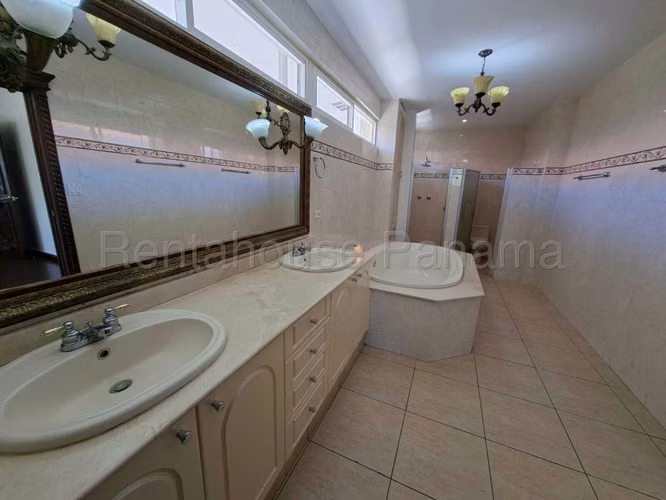 Se Vende Casa en Costa del Este LA26-6634