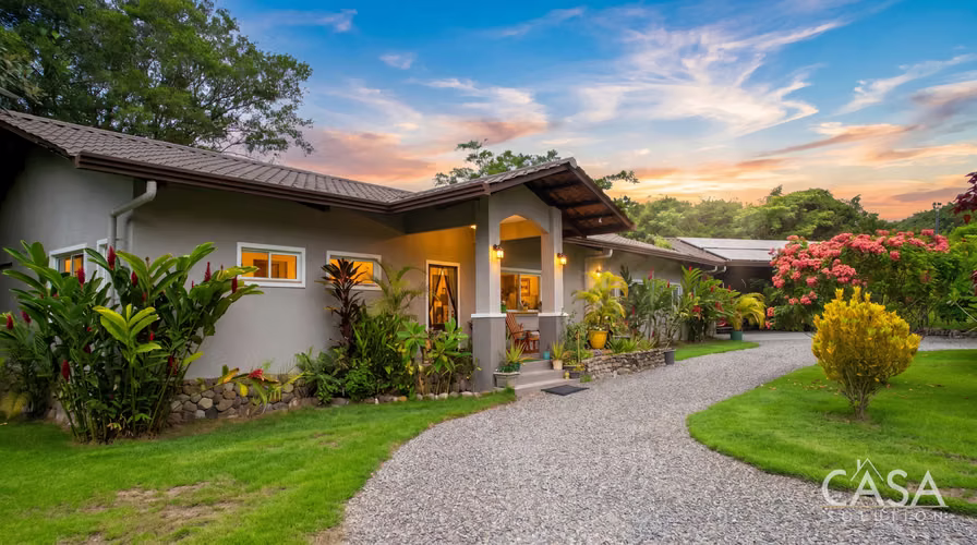 Propiedad de 3 Acres Frente al Río con Casa Principal + Casita en Venta en Macano de Cochea