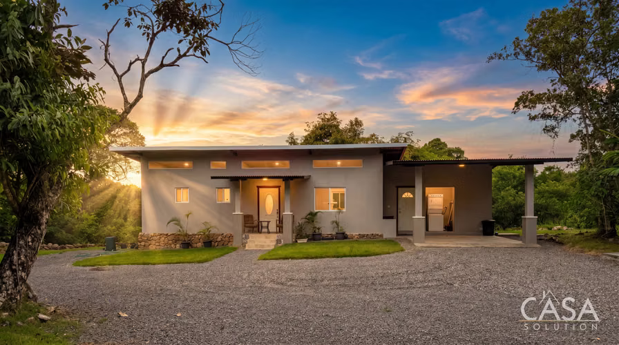 Propiedad de 3 Acres Frente al Río con Casa Principal + Casita en Venta en Macano de Cochea