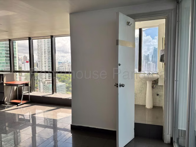 Oficina en Venta en Avenida Balboa. TORRE BAC. Piso Completo