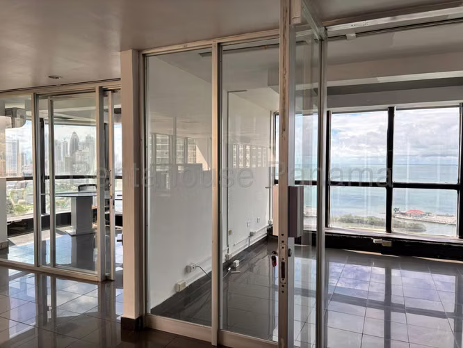 Oficina en Venta en Avenida Balboa. TORRE BAC. Piso Completo
