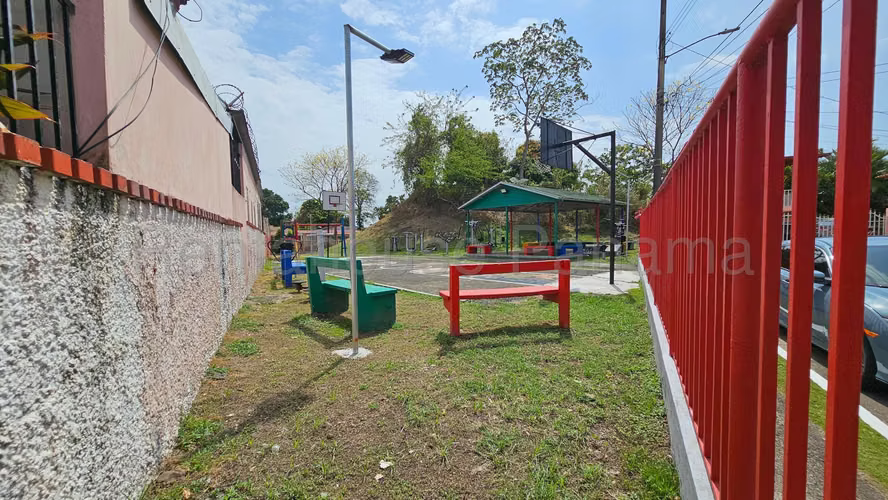 Se Vende Casa en Pueblo Nuevo MDV25-2765