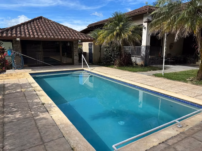 VENTA | Boquete Los Molinos | 250m² | 3 Rec | Piscina | $599,000