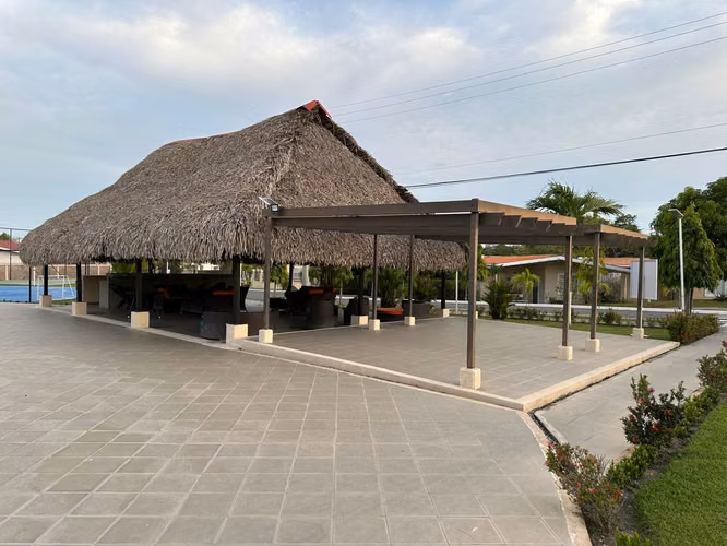 VENDO EN CORONADO CASA EN RESIDENCIAL PRIVADO