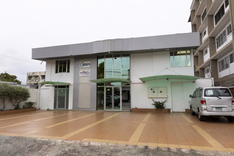  Se Vende Edificio de Uso Comercial en El Carmen