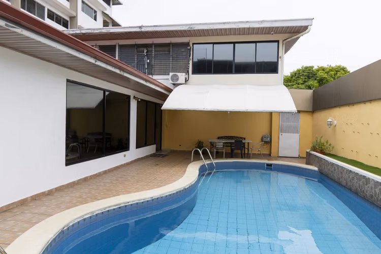  Se Vende Edificio de Uso Comercial en El Carmen
