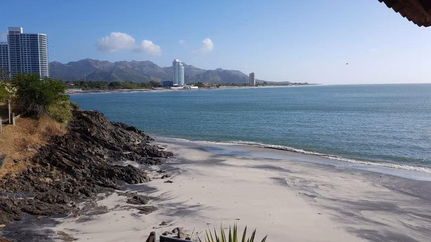 VENDO 2 TERRENOS EN LA PLAYA DE NUEVA GORGONA