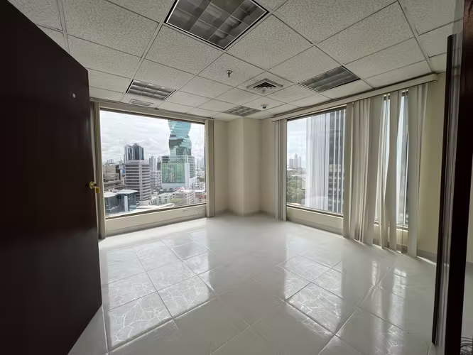 ALQUILO AMPLIA OFICINA EN MARBELLA, 290M2, TORRE WORLD TRADE CENTER.