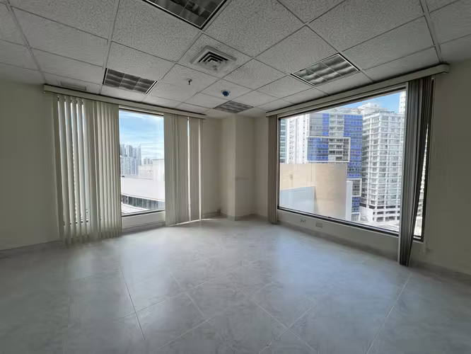 ALQUILO AMPLIA OFICINA EN MARBELLA, 290M2, TORRE WORLD TRADE CENTER.